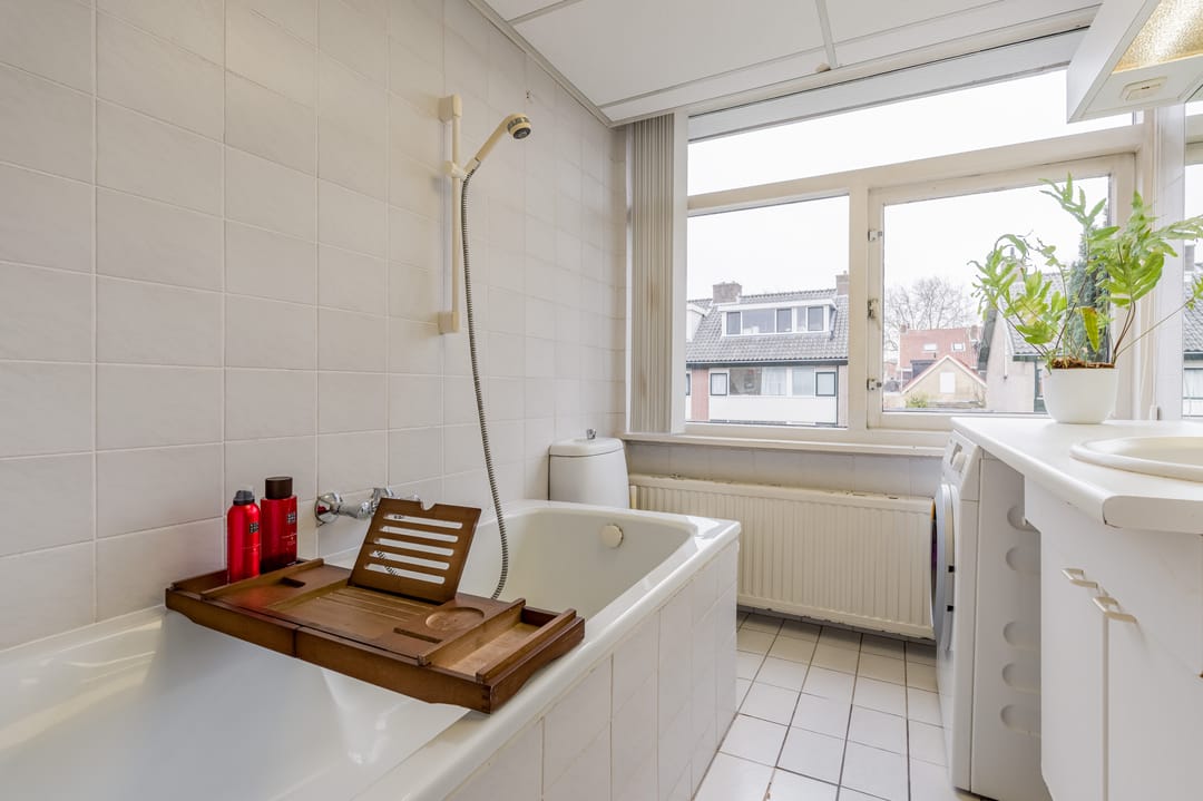 Spacious Semi-Detached House with Garage and Mature Garden in Badhoevedorp — 22