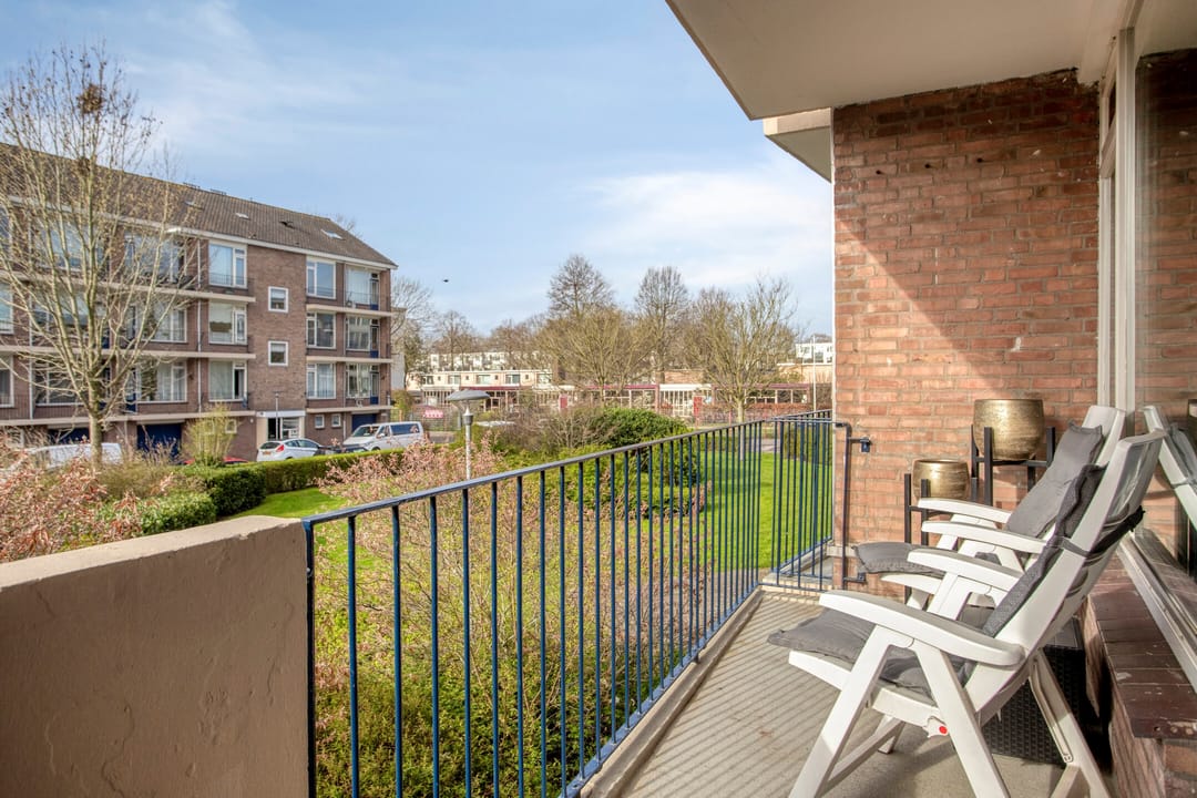 Move-in Ready 3-Room Apartment with Two Balconies and Ample Storage — 17