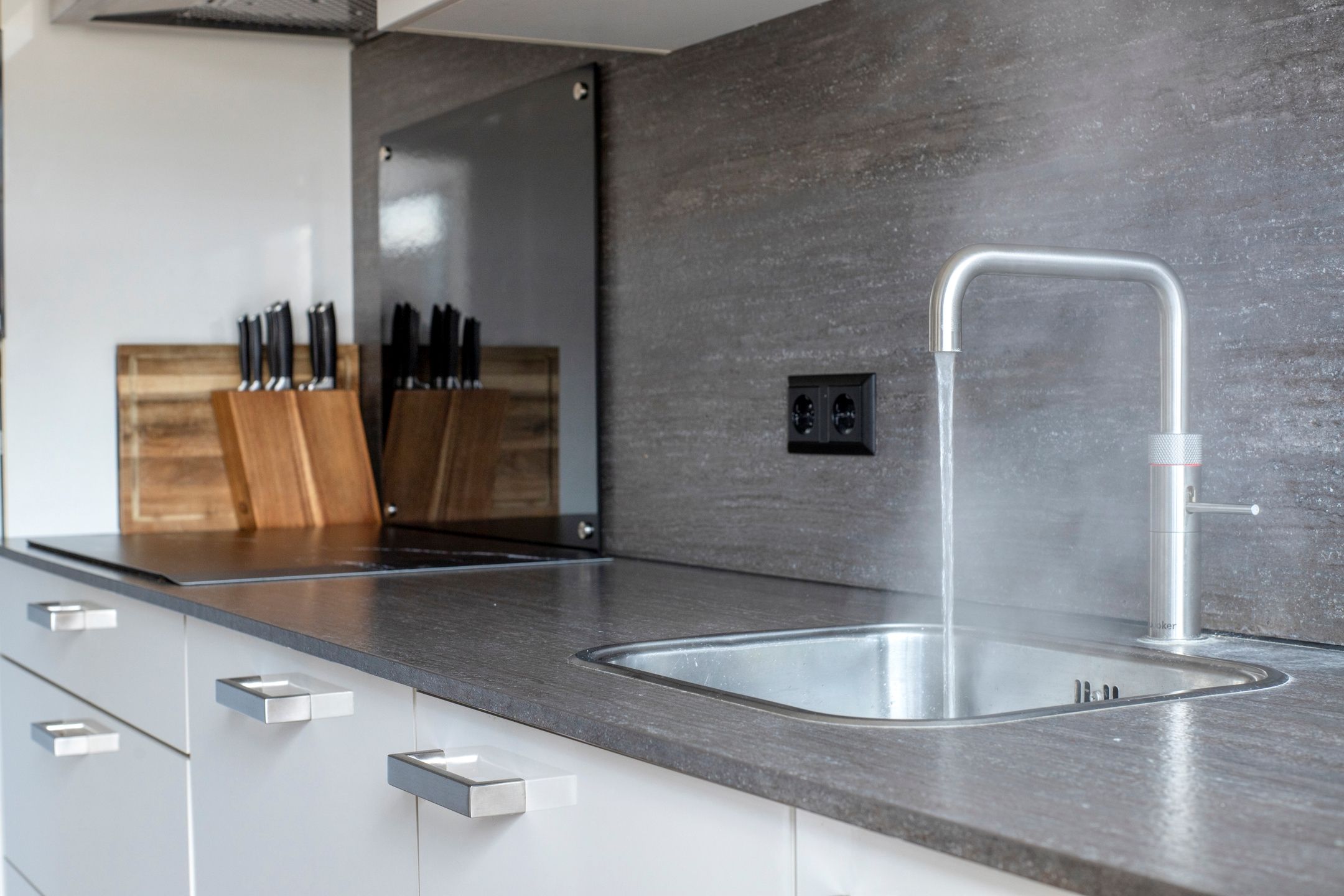 Move-in Ready 3-Room Apartment with Two Balconies and Ample Storage — 21