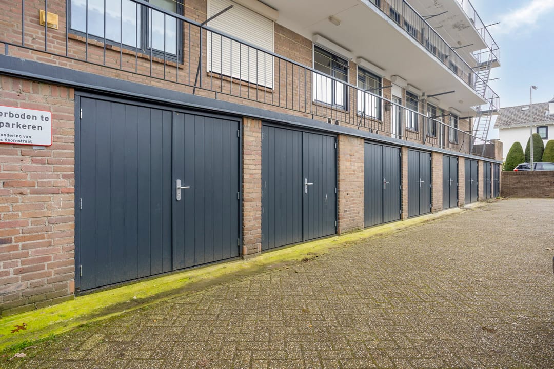 Renovated 3-room apartment with garage in central Oss — 22