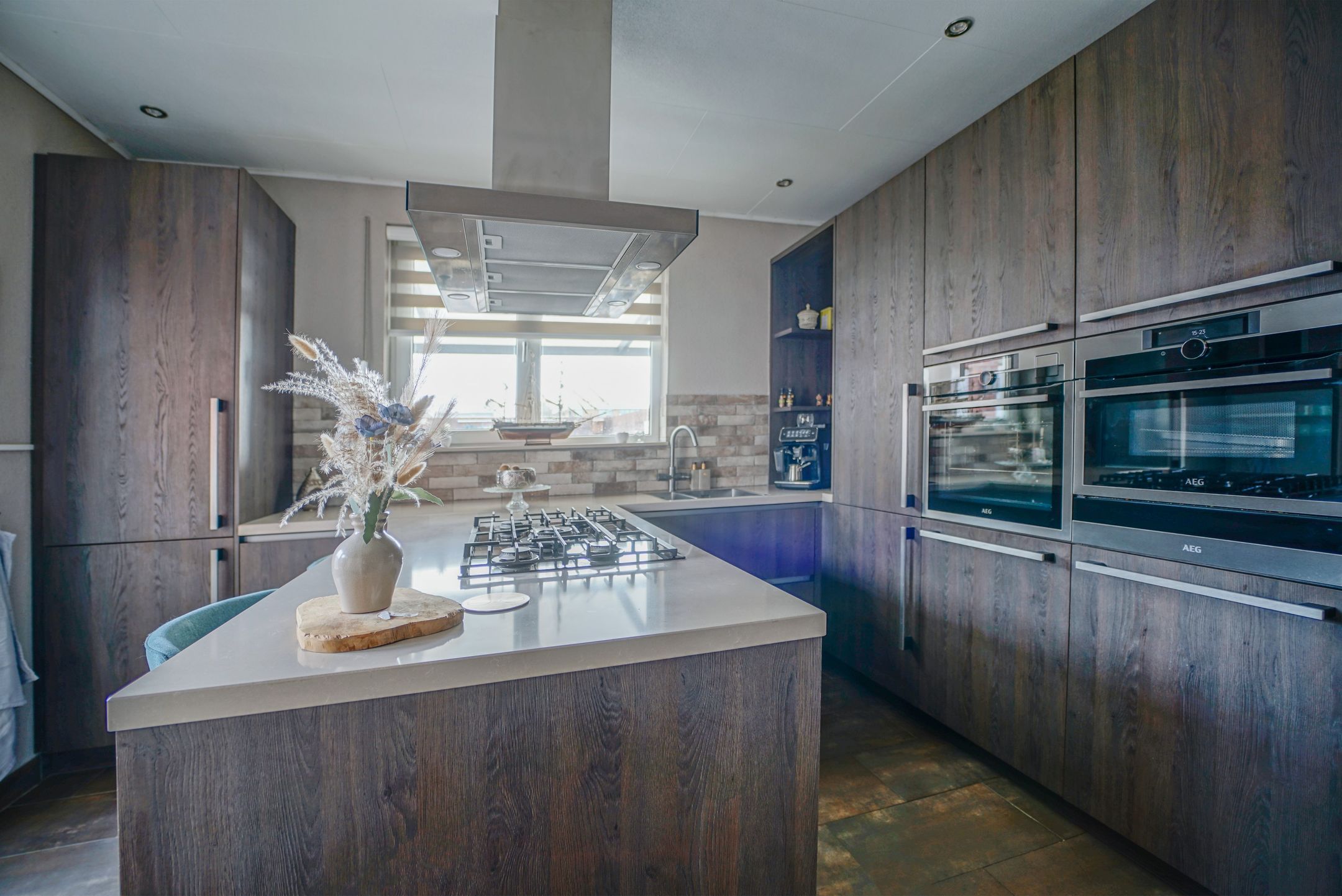 Spacious extended semi-detached home with four bedrooms in St. Willebrord — 53