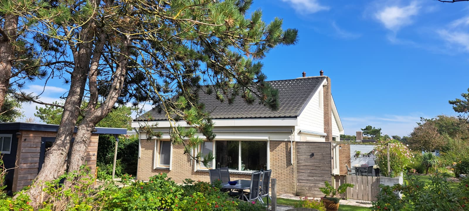 4-bedroom freehold villa in Julianadorp — photo 1 of 5