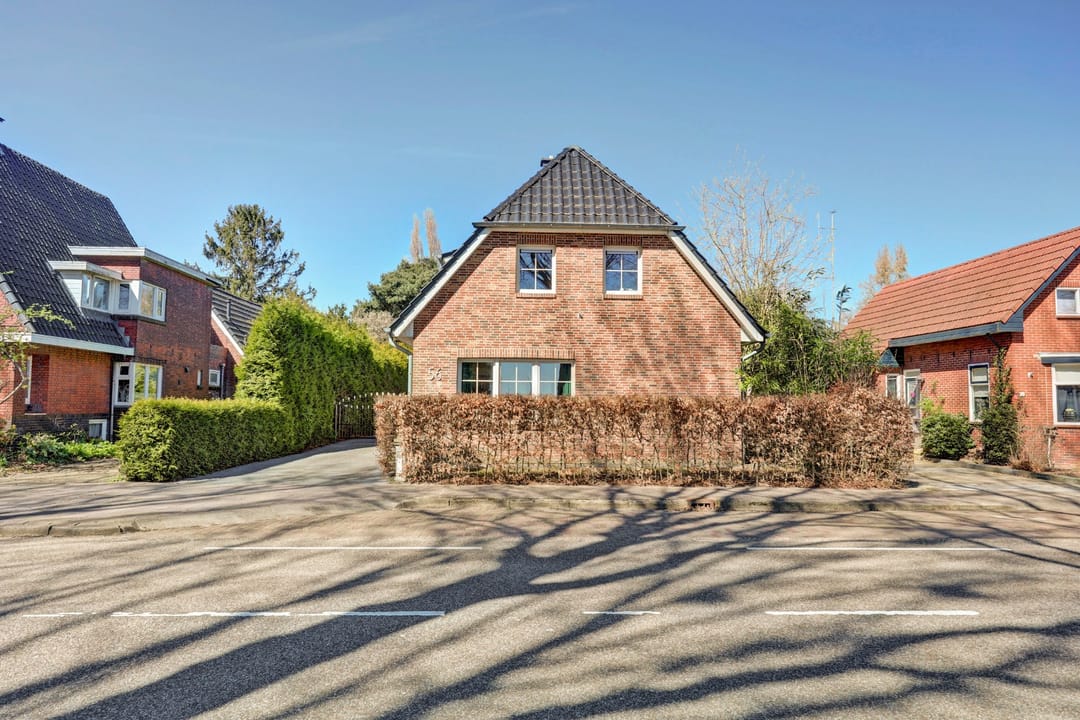 Spacious detached villa with 7 bedrooms and stunning rural views near Emmen — 46