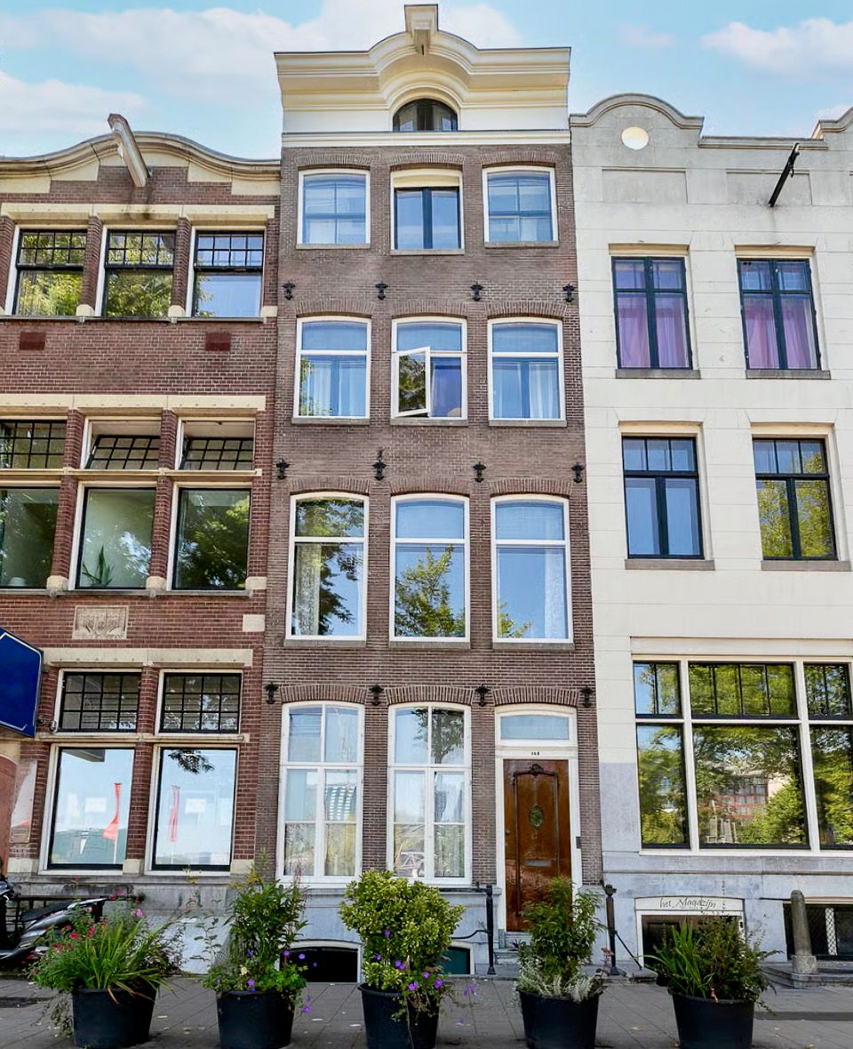 Monumentaal Grachtenpand met Panoramisch Uitzicht op het IJ en Wellnessfaciliteiten