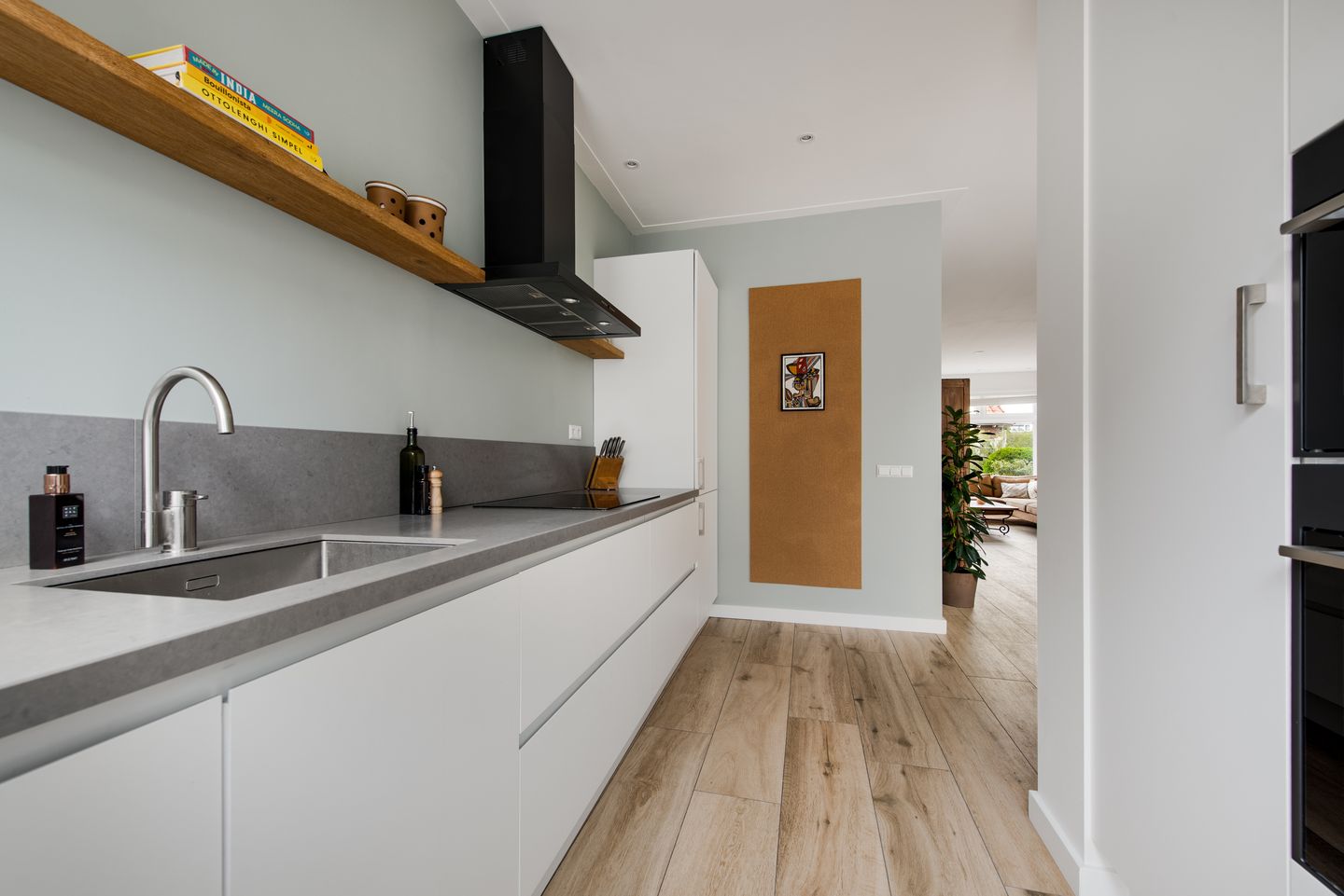 Photo 10 of Brederodestraat 72