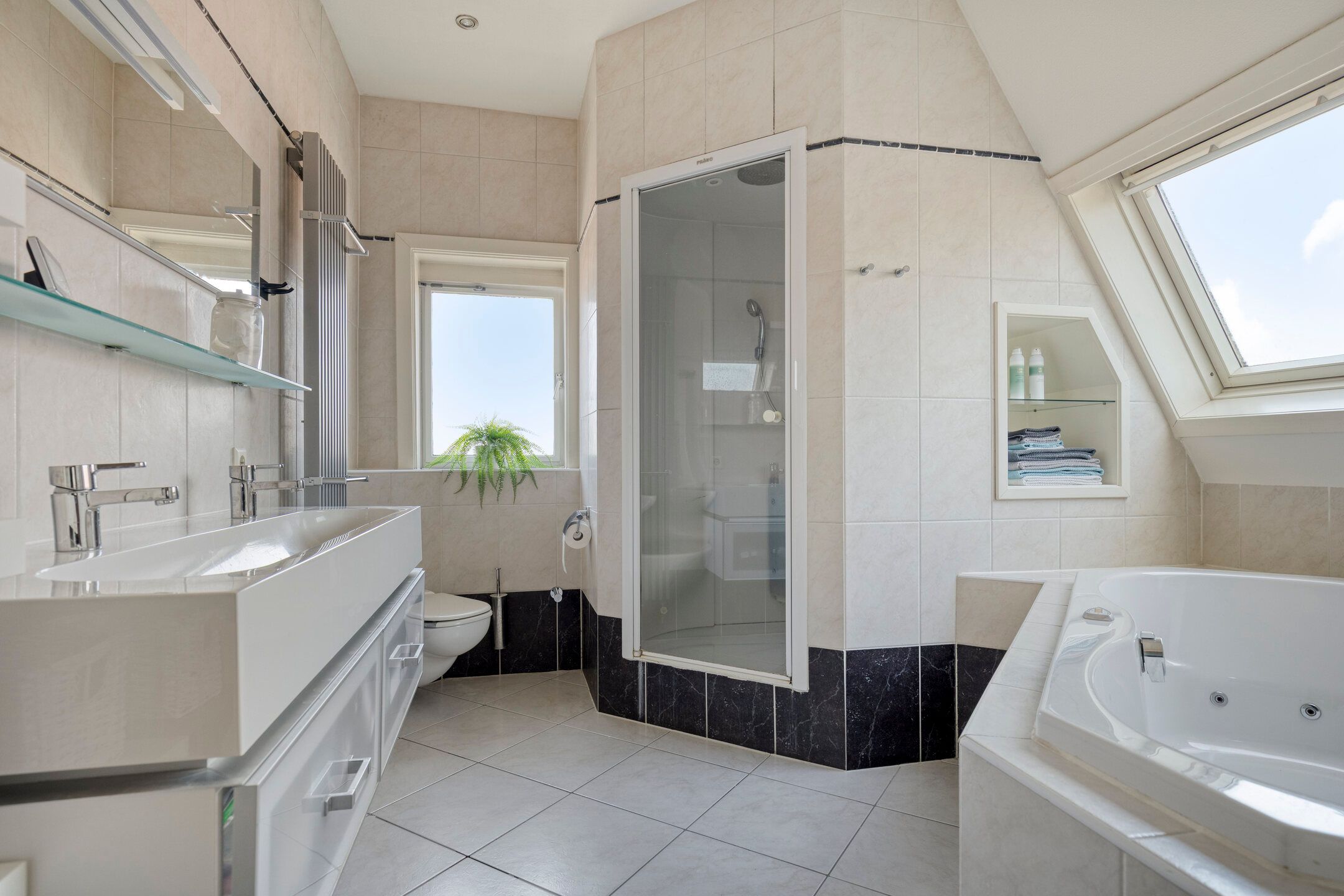 Photo 24 of Radiostraat 65