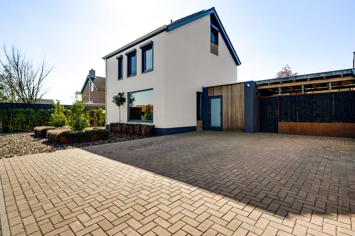 Photo 2 of Meidoornstraat 18