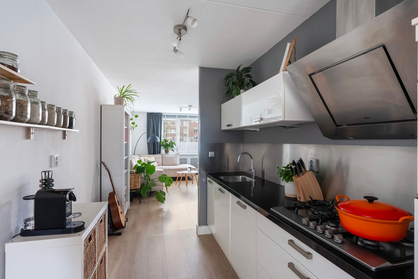 Spacious Ground Floor Apartment with Large Garden in Rotterdam Oude Noorden — 19