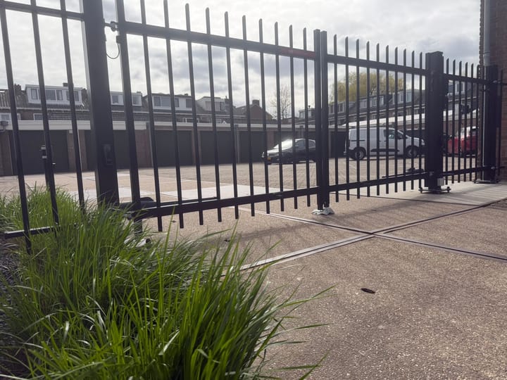 Photo 2 of Van Nesstraat 25