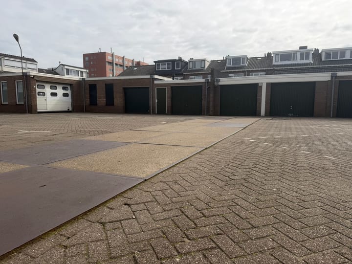 Photo 4 of Van Nesstraat 25