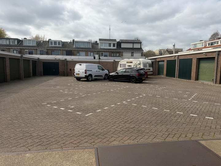 Photo 3 of Van Nesstraat 25