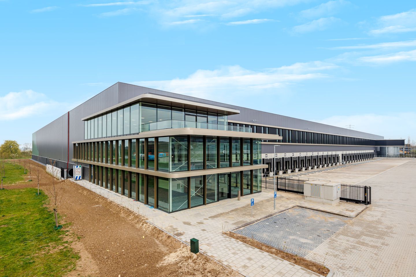 View photo 1 of Linie 9