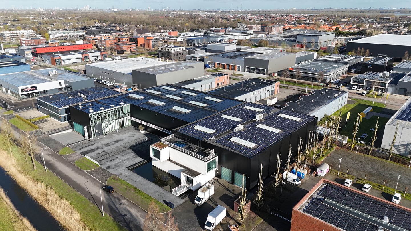 Bekijk foto 1 van Ferrarilaan 8