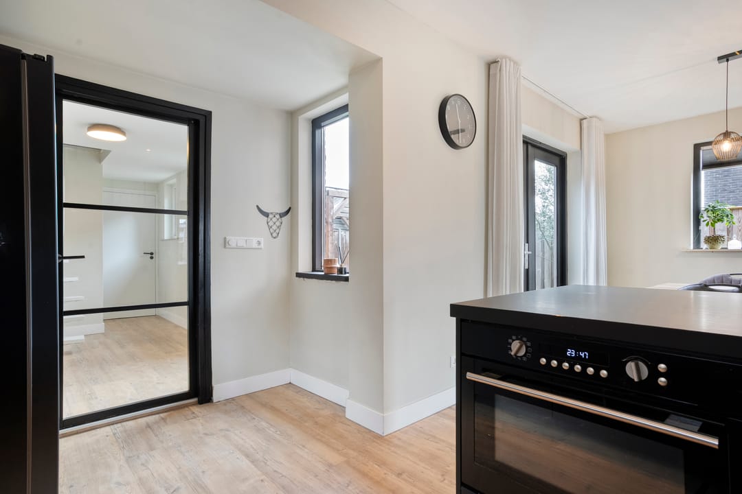 Photo 13 of Julianastraat 17