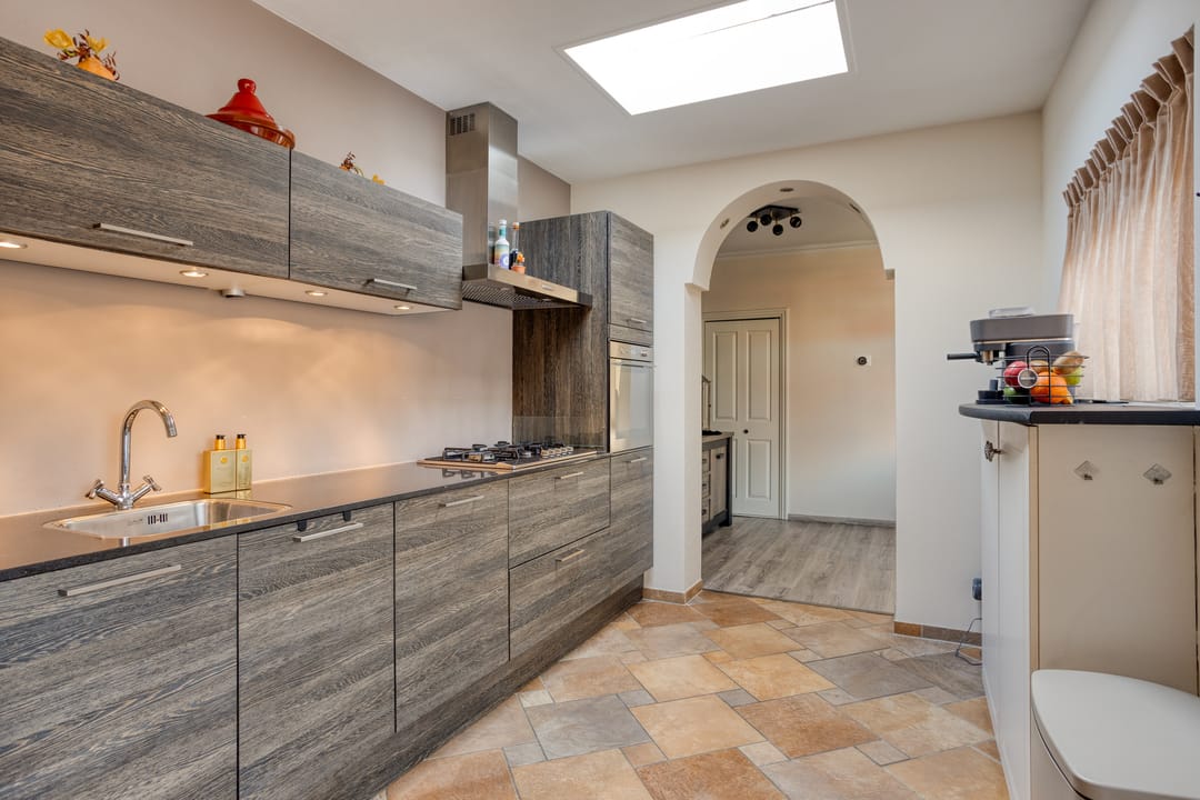 Photo 16 of Dokter Weversstraat 12