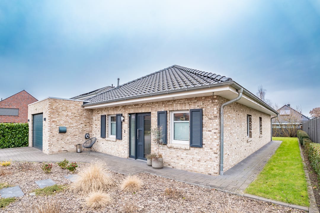 Charming Bungalow with Private Boat Dock Near the Ems — 32
