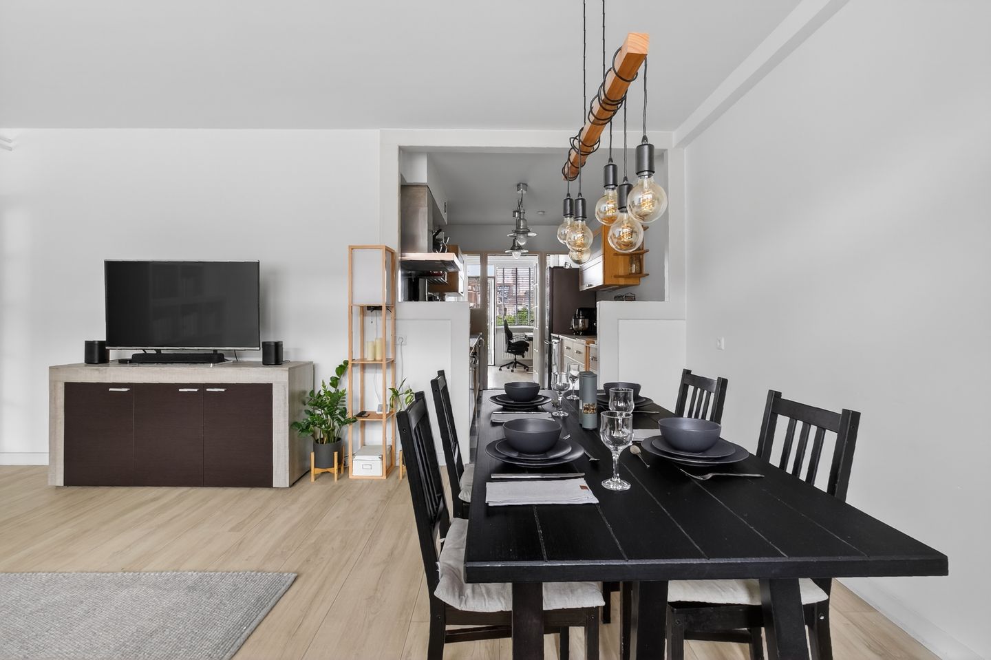 Spacious Top Floor Apartment with Three Bedrooms and Two Balconies in Amsterdam Oost — 20