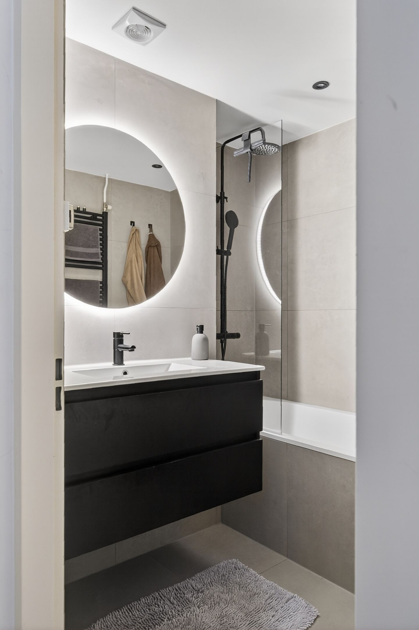 Spacious Top Floor Apartment with Three Bedrooms and Two Balconies in Amsterdam Oost — 25
