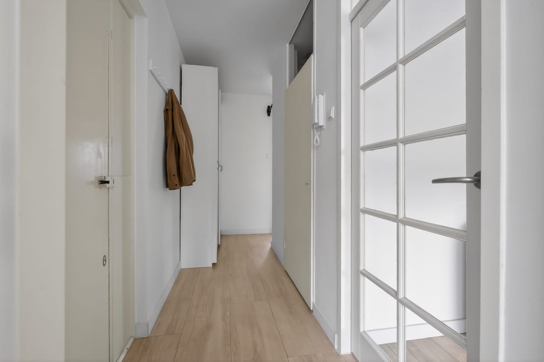 Spacious Top Floor Apartment with Three Bedrooms and Two Balconies in Amsterdam Oost — 37