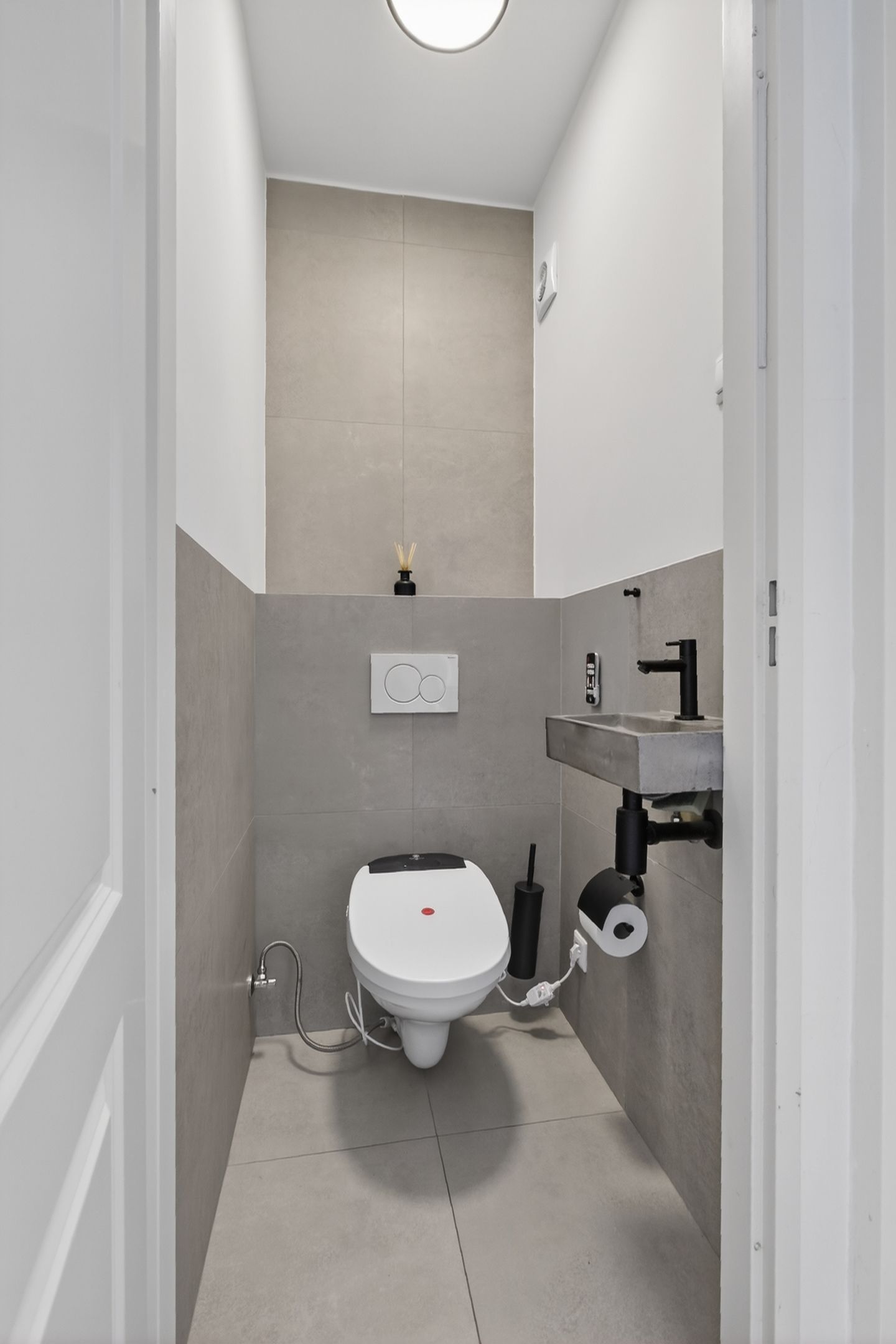 Spacious Top Floor Apartment with Three Bedrooms and Two Balconies in Amsterdam Oost — 29
