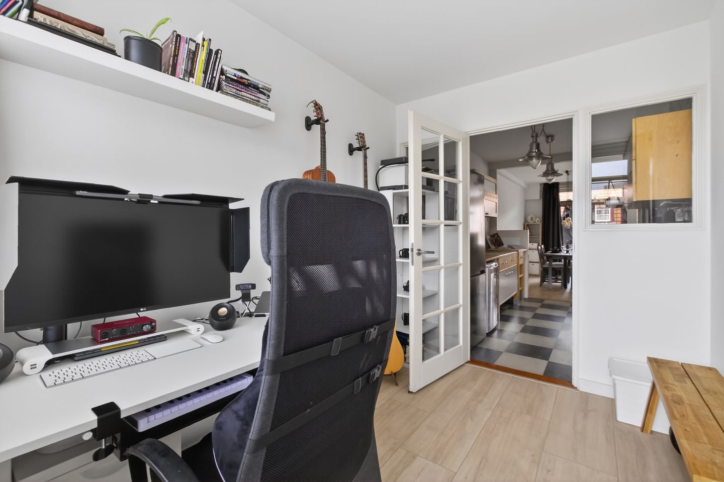Spacious Top Floor Apartment with Three Bedrooms and Two Balconies in Amsterdam Oost — 40