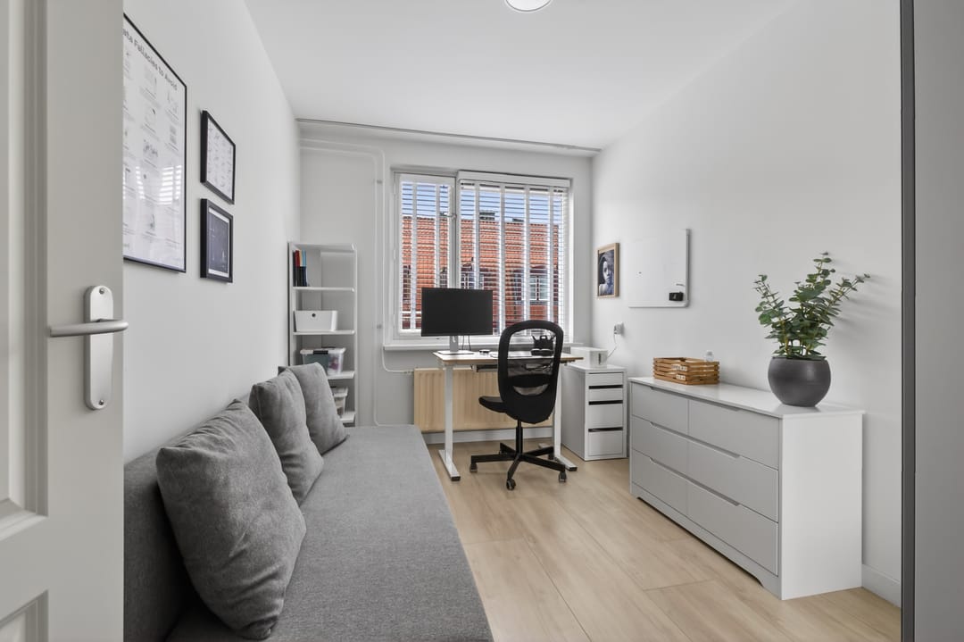 Spacious Top Floor Apartment with Three Bedrooms and Two Balconies in Amsterdam Oost — 23