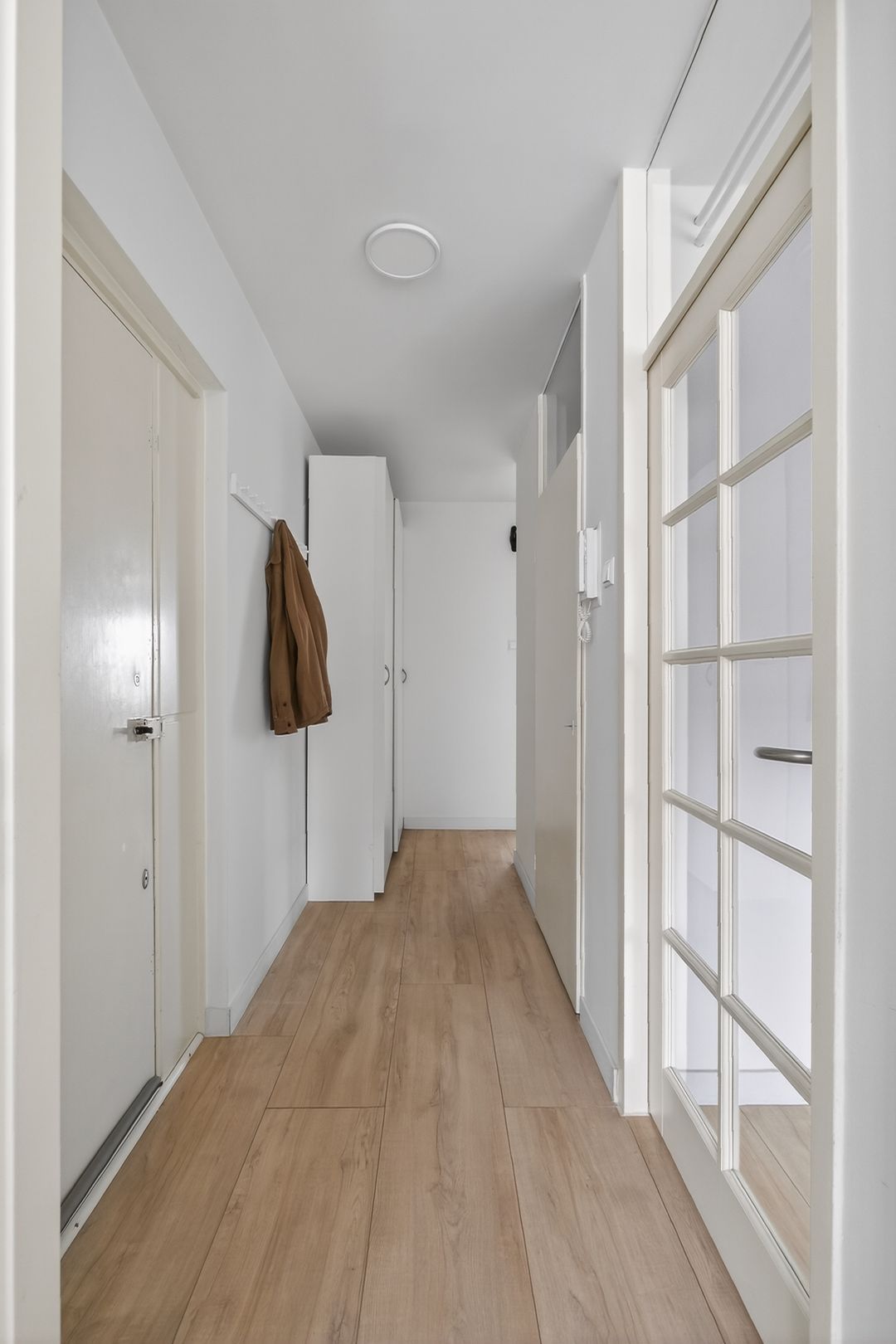 Spacious Top Floor Apartment with Three Bedrooms and Two Balconies in Amsterdam Oost — 26