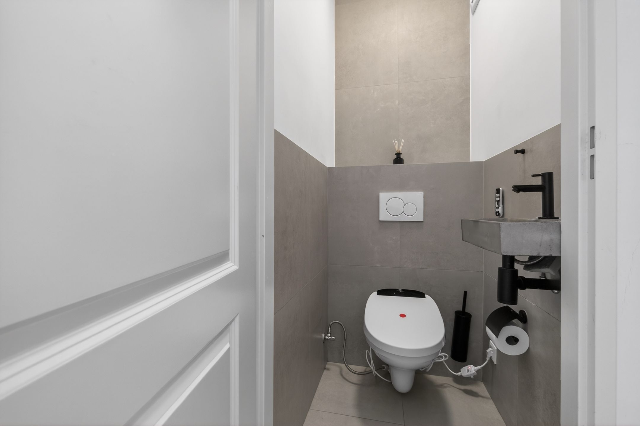 Spacious Top Floor Apartment with Three Bedrooms and Two Balconies in Amsterdam Oost — 27