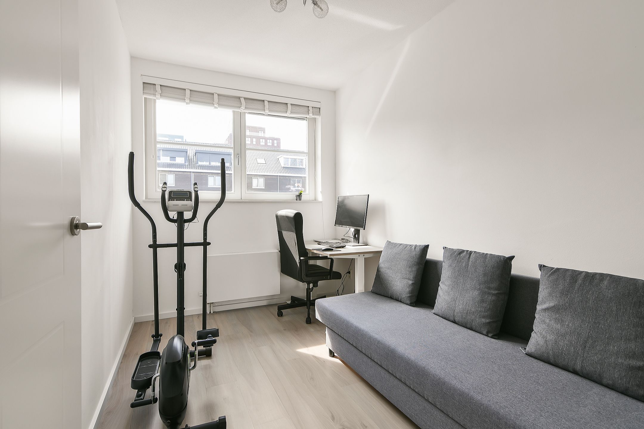 Luxury Family Home with Two Bathrooms Near Hoofddorp Center — 24