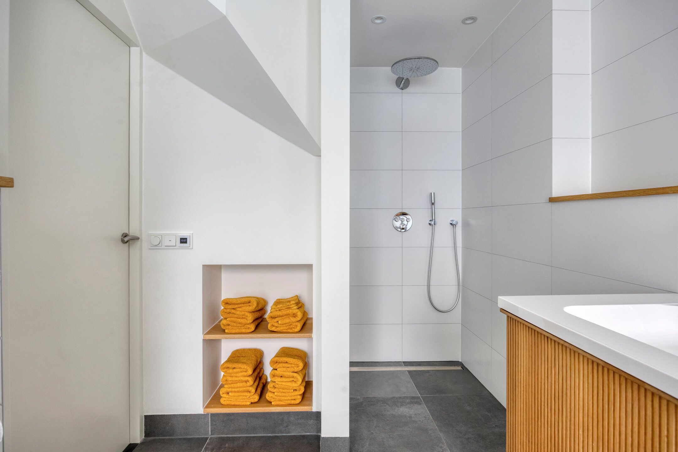 Modernized Terraced Home with Solar Panels and Garden in Roosendaal — 27