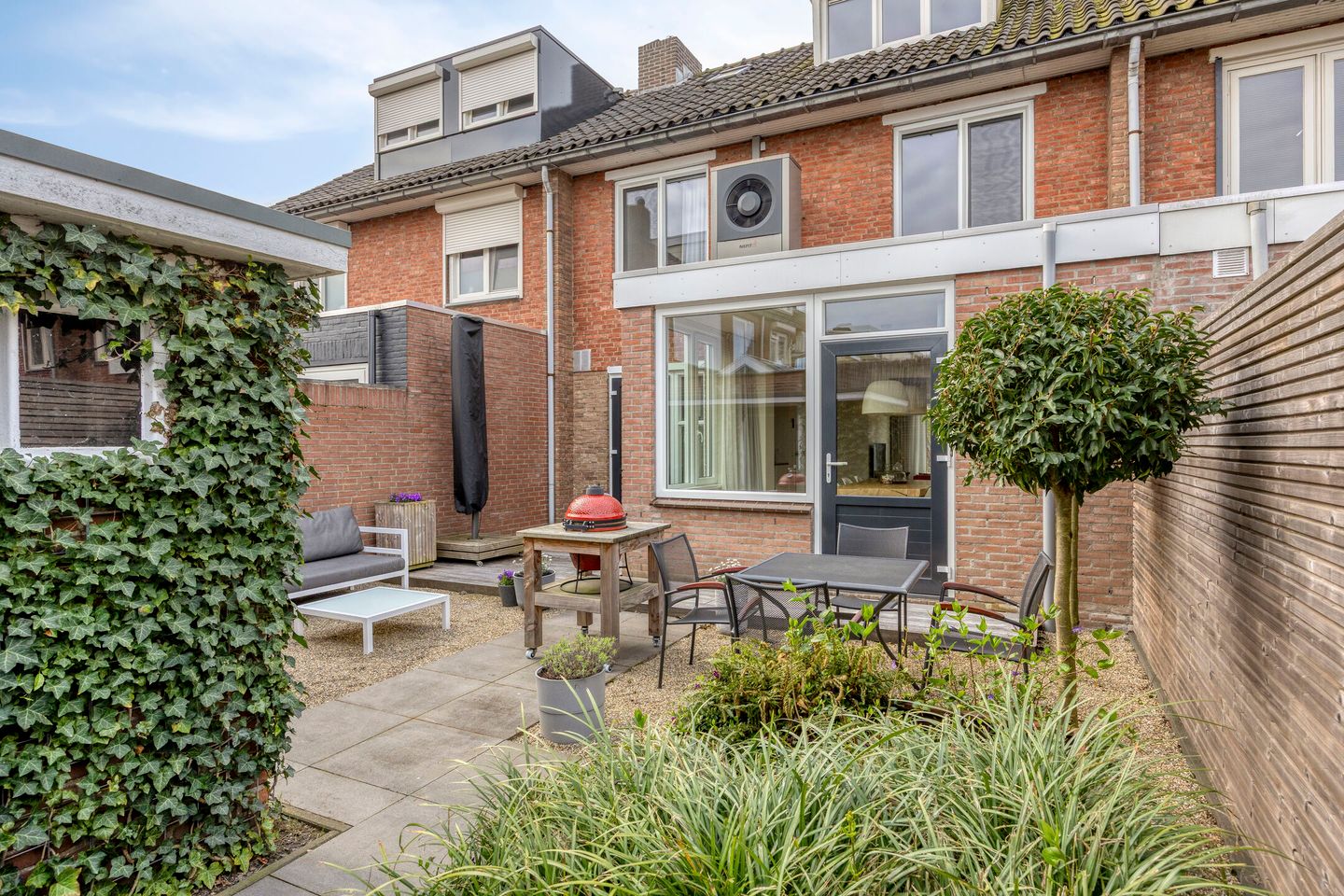 Modernized Terraced Home with Solar Panels and Garden in Roosendaal — 34