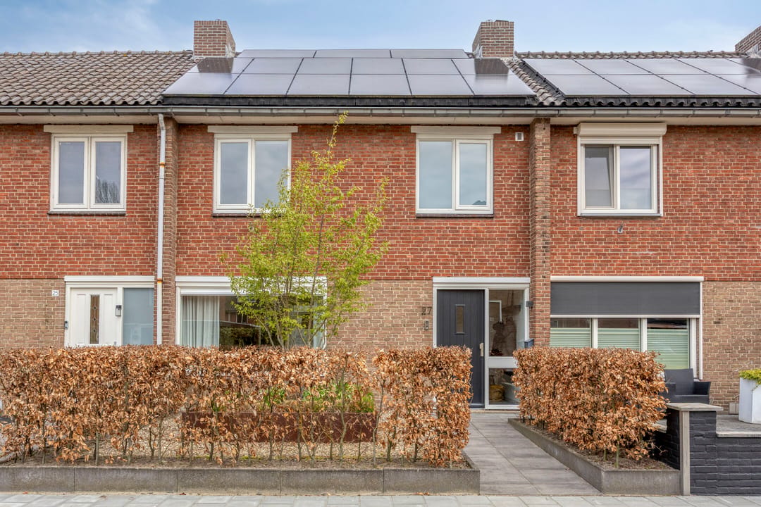 Modernized Terraced Home with Solar Panels and Garden in Roosendaal — 38