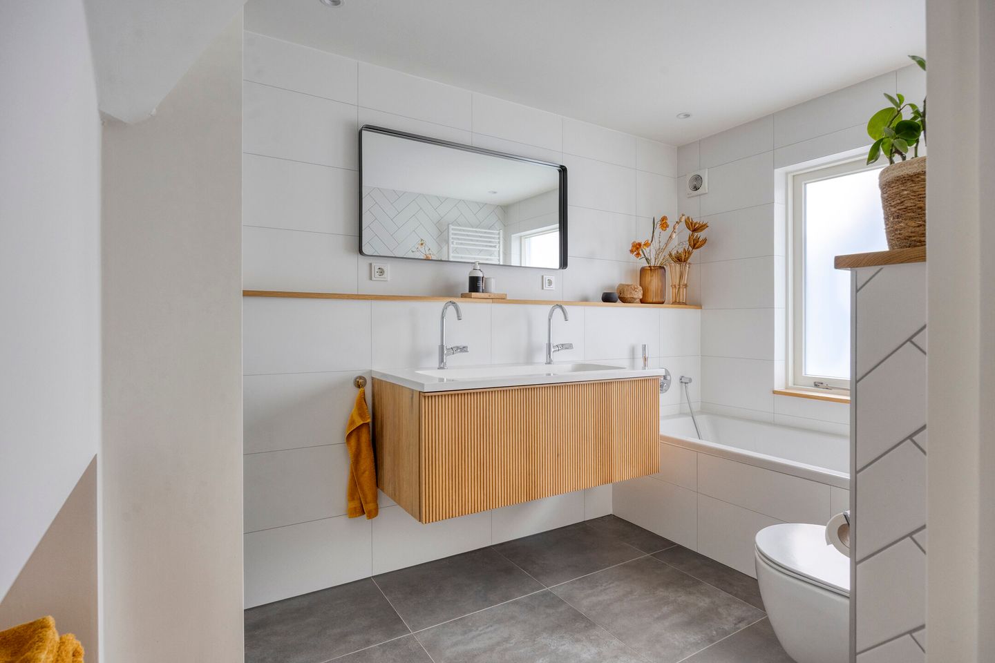Modernized Terraced Home with Solar Panels and Garden in Roosendaal — 25