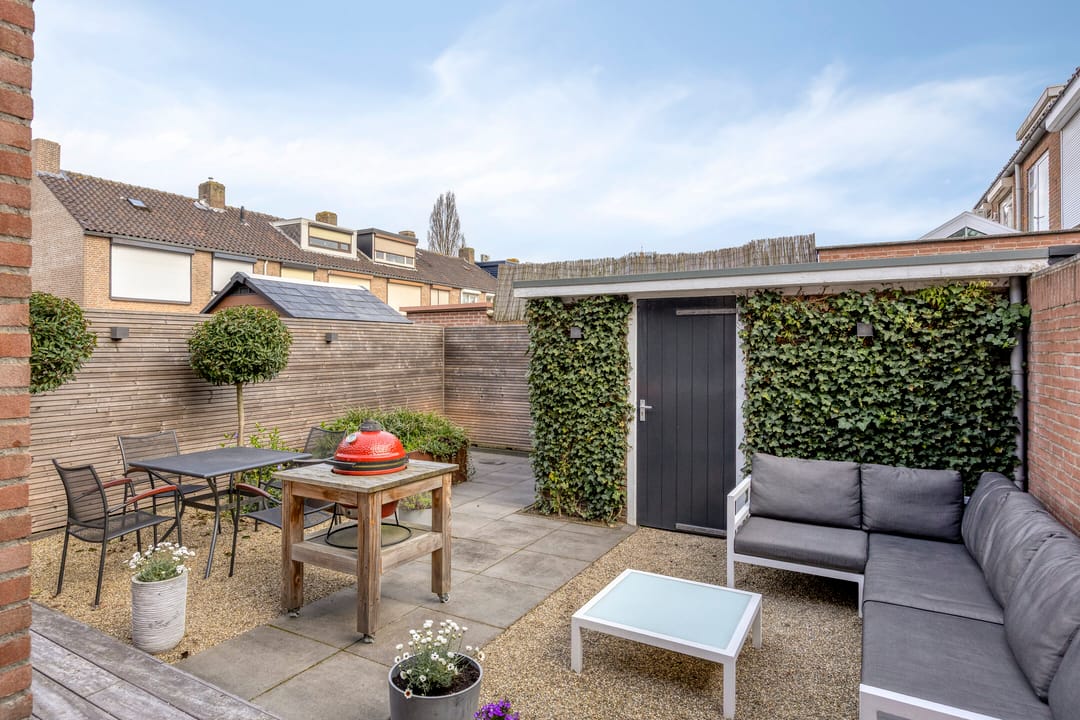Modernized Terraced Home with Solar Panels and Garden in Roosendaal — 32