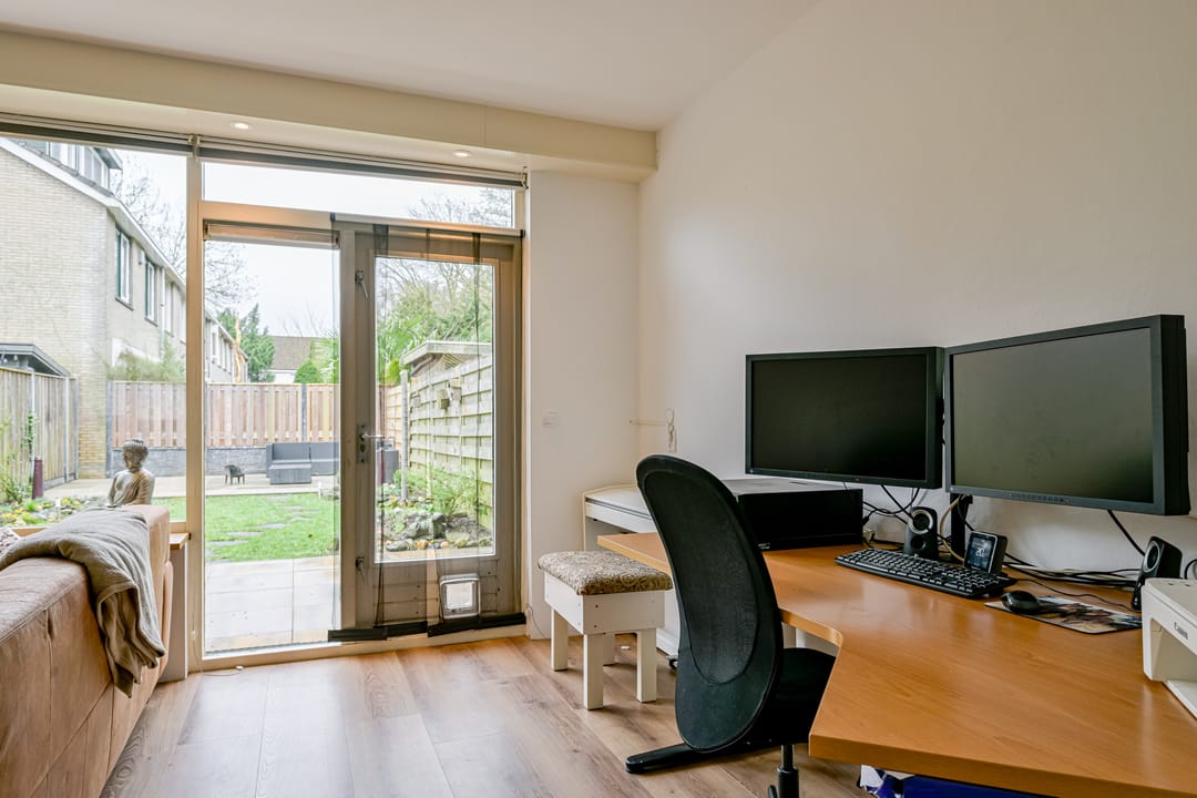 Spacious Family Home with Solar Panels in Quiet Heerhugowaard Neighborhood — 8