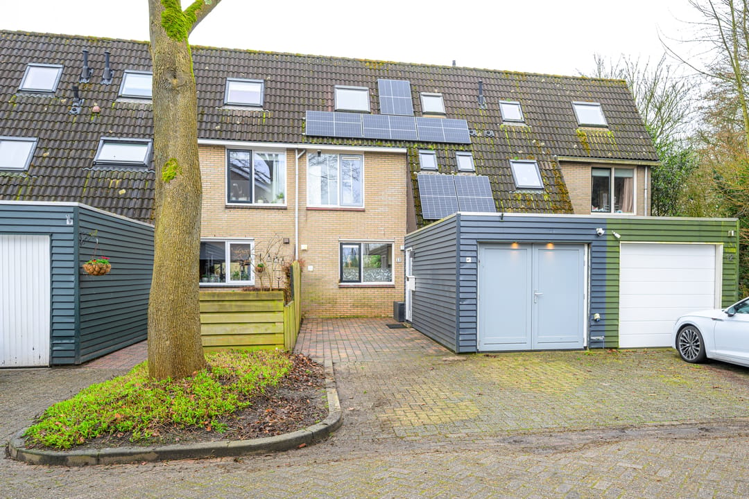 Spacious Family Home with Solar Panels in Quiet Heerhugowaard Neighborhood — 23