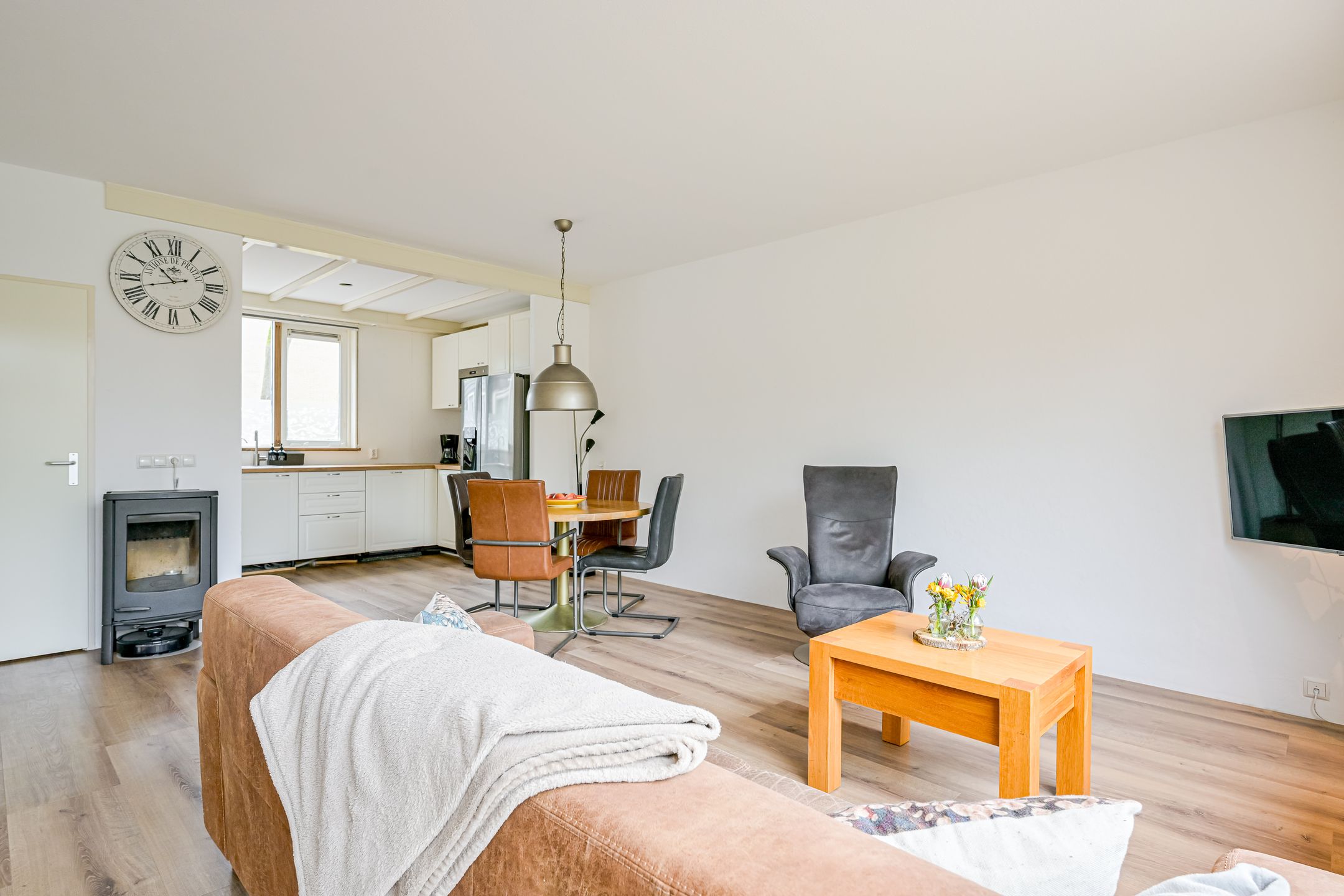 Spacious Family Home with Solar Panels in Quiet Heerhugowaard Neighborhood — 9