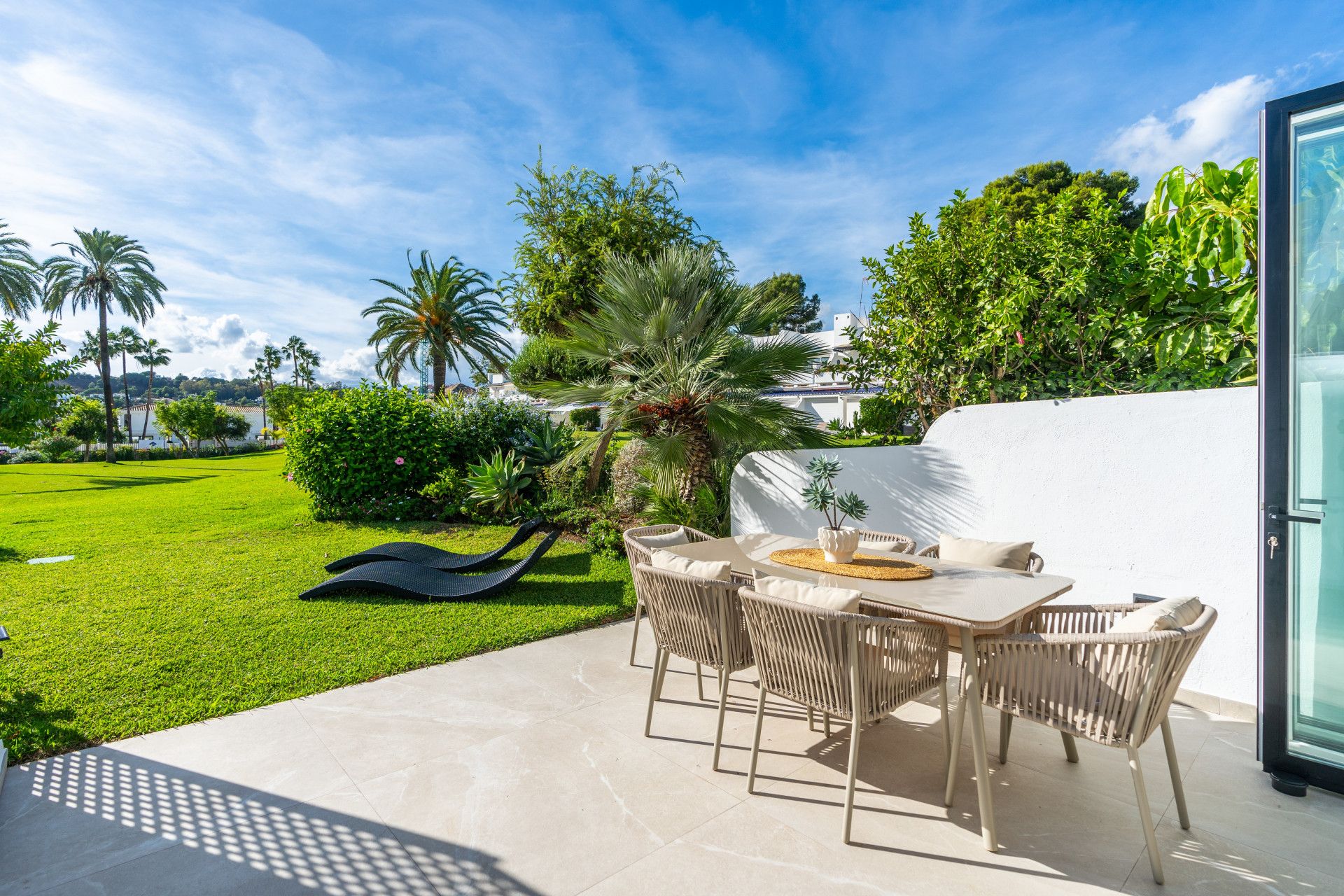 Foto 3 van Calle valle del golf 8