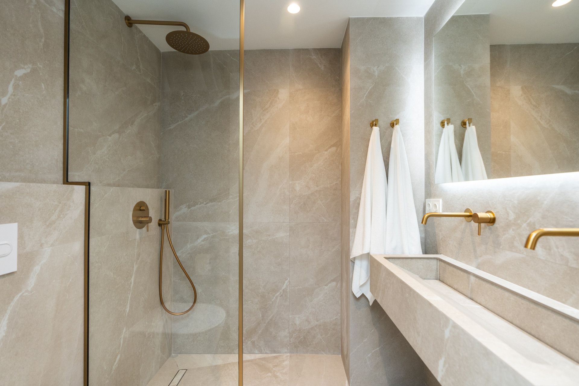 Foto 9 van Calle valle del golf 8