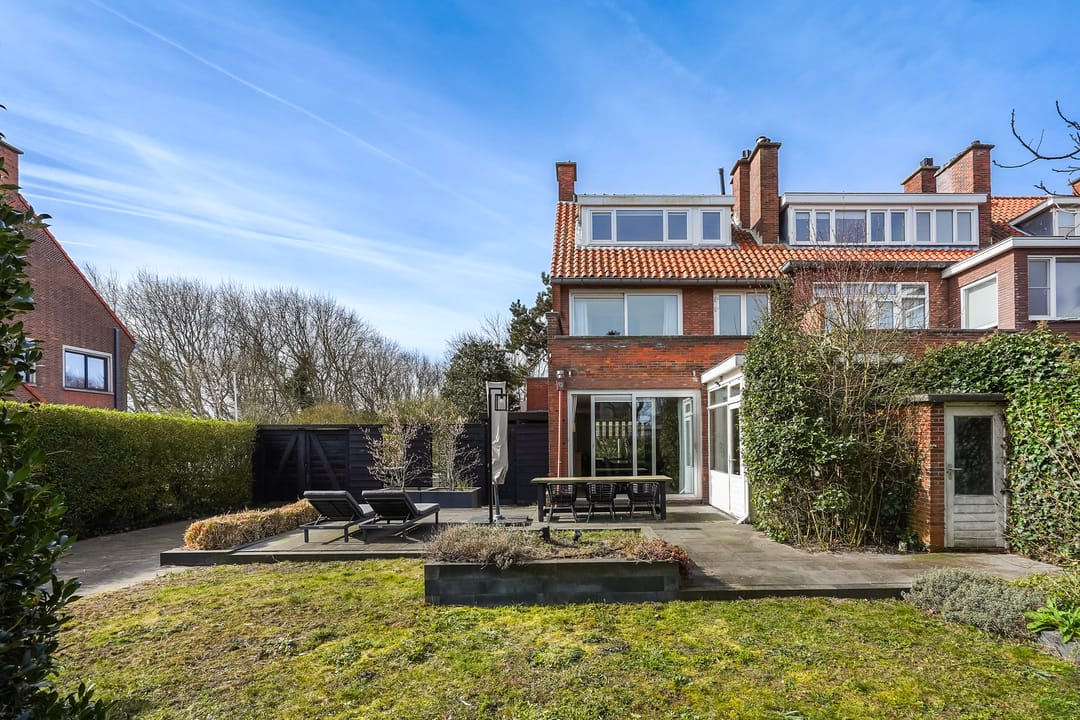 Spacious corner house with dune views and private parking in Vogelwijk — 28