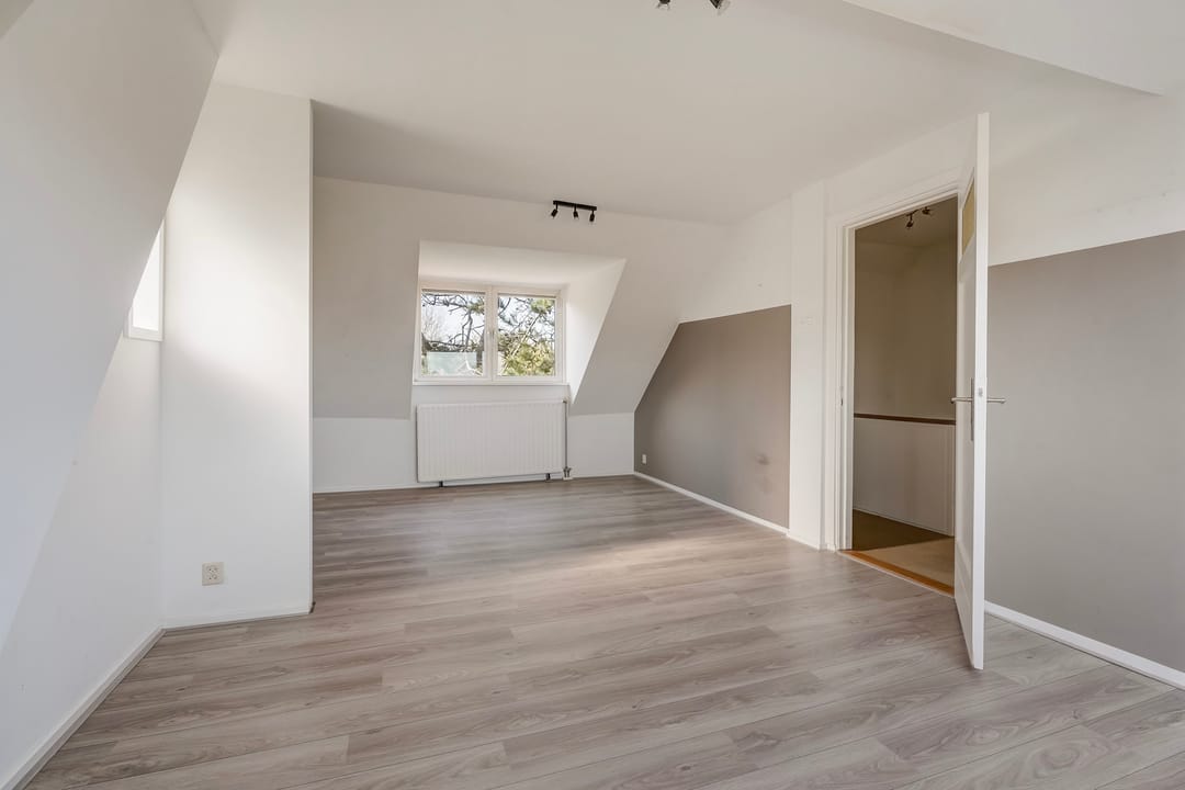 Spacious corner house with dune views and private parking in Vogelwijk — 52