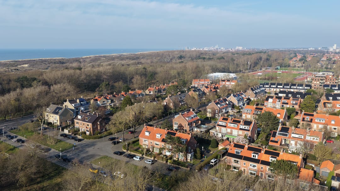 Spacious corner house with dune views and private parking in Vogelwijk — 71