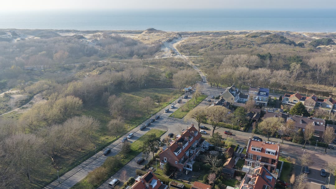 Spacious corner house with dune views and private parking in Vogelwijk — 73