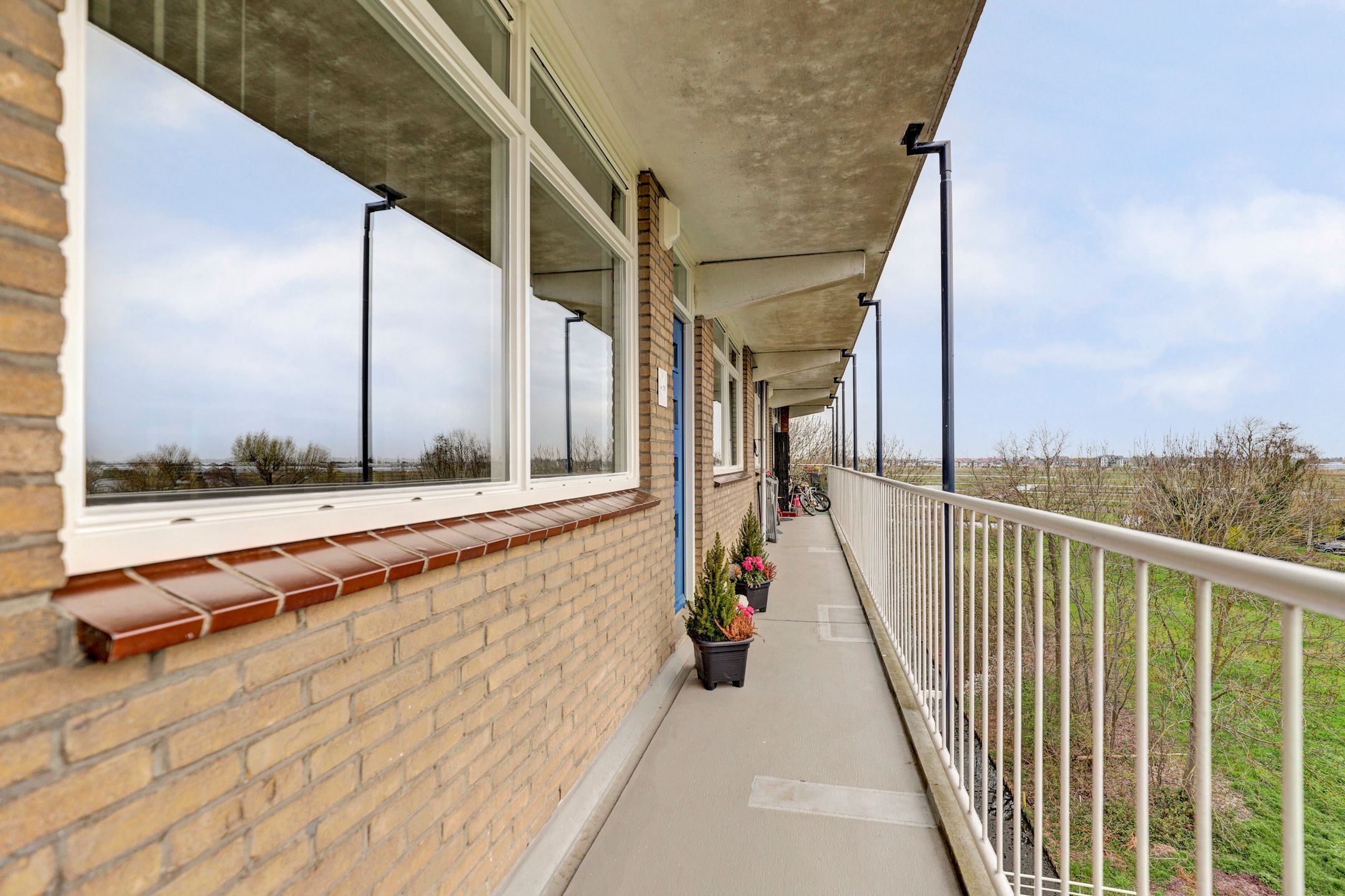 Light and move-in ready apartment with balcony and free view — 30