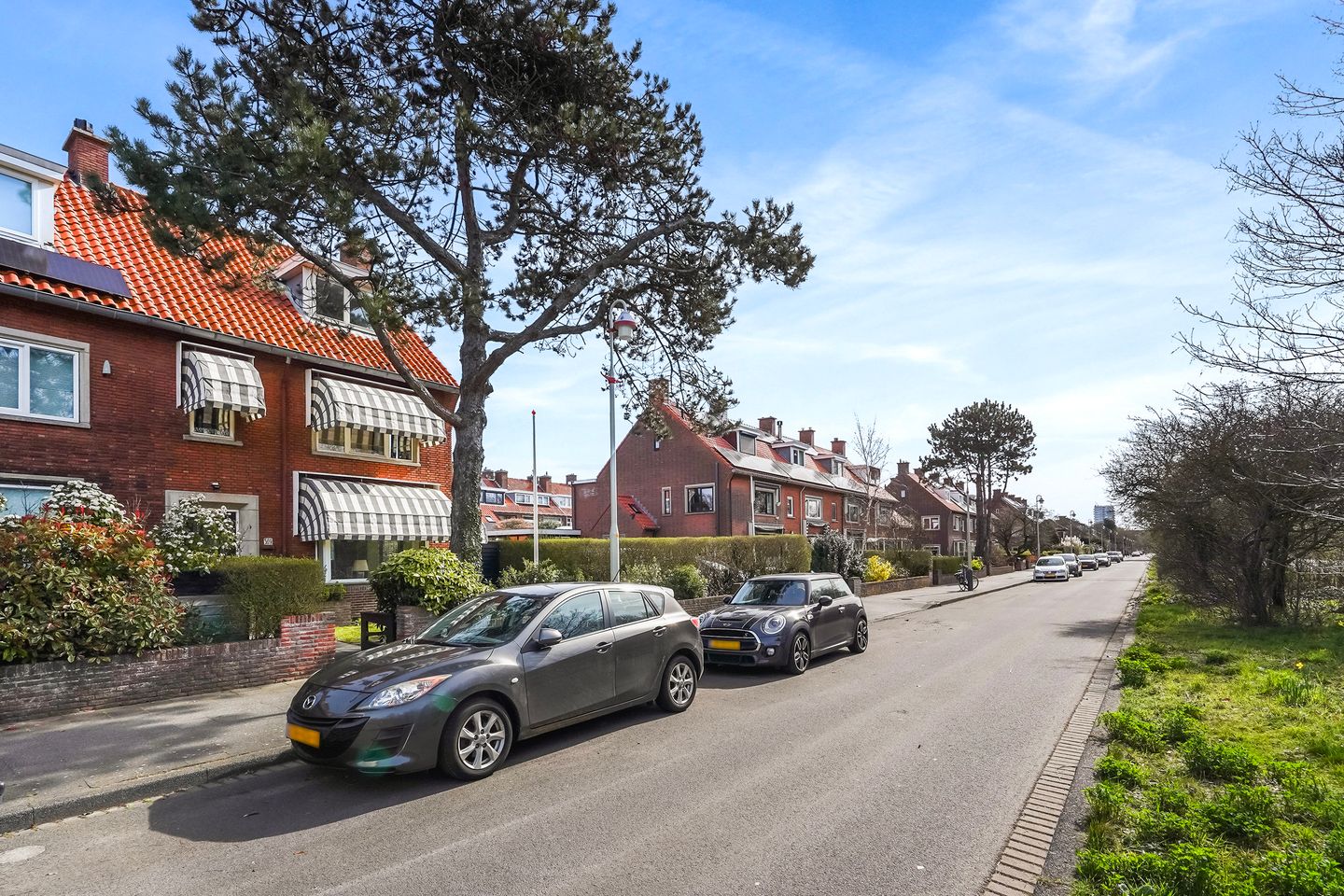 Spacious corner house with dune views and private parking in Vogelwijk — 70