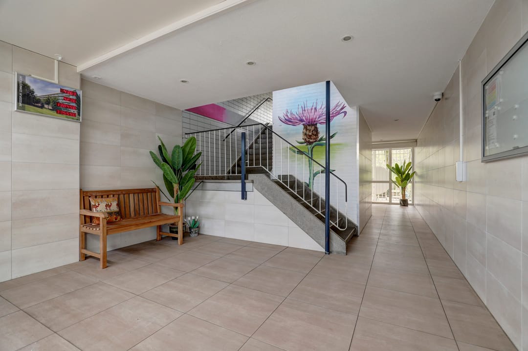 Light and move-in ready apartment with balcony and free view — 32