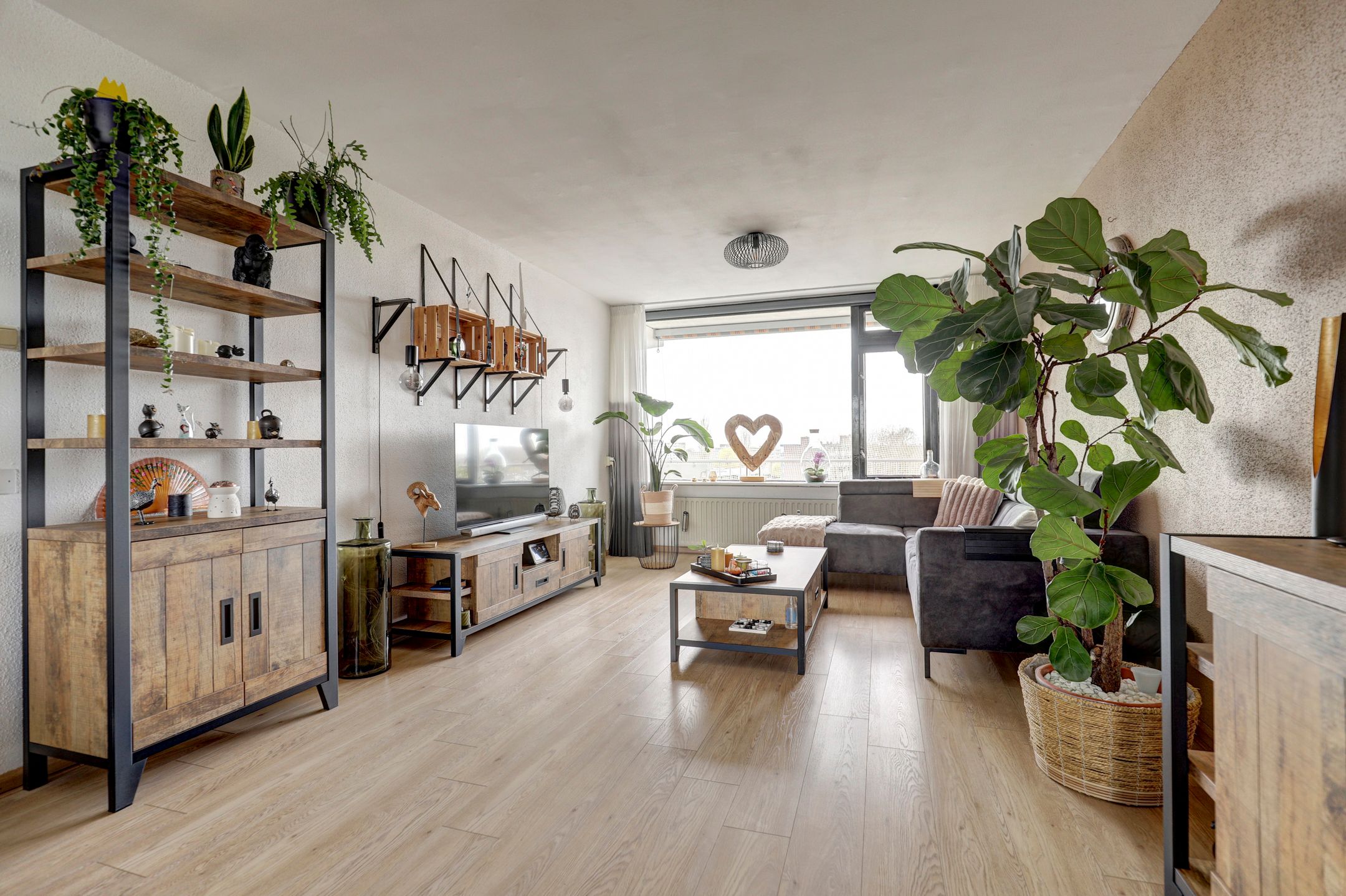 Light and move-in ready apartment with balcony and free view — 12