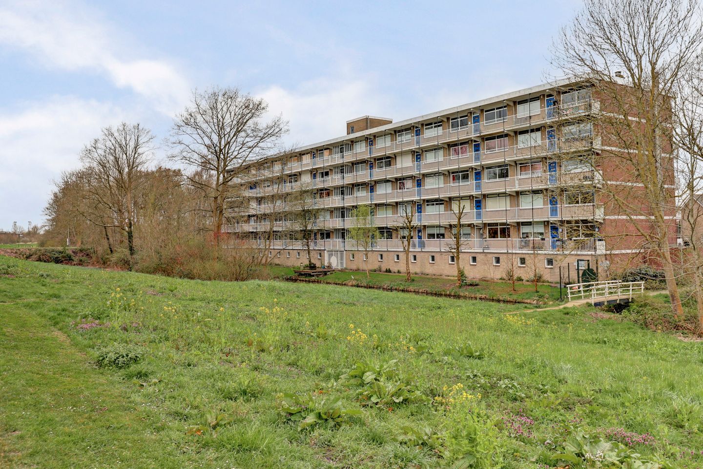 Light and move-in ready apartment with balcony and free view — 35