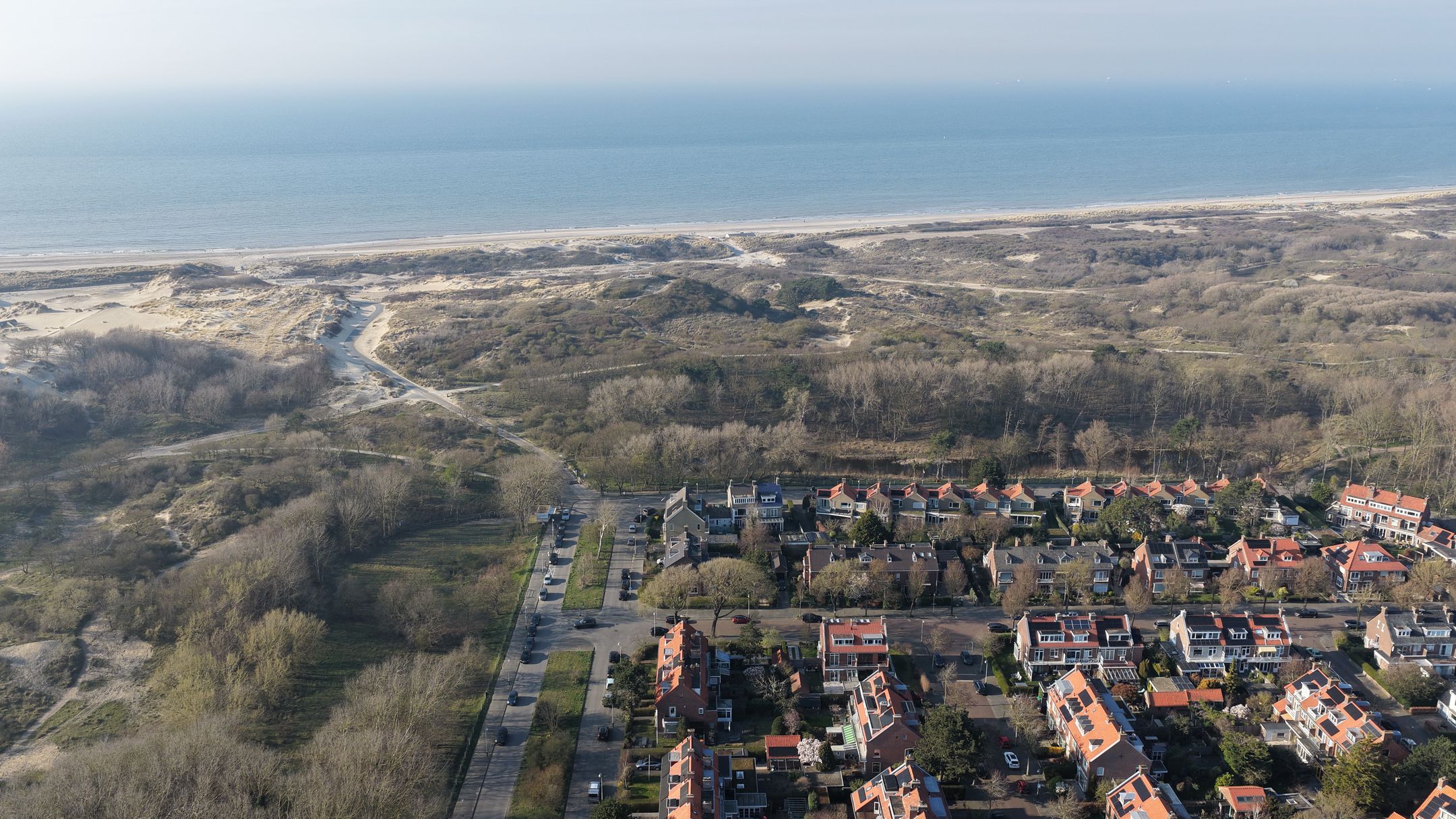 Spacious corner house with dune views and private parking in Vogelwijk — 72