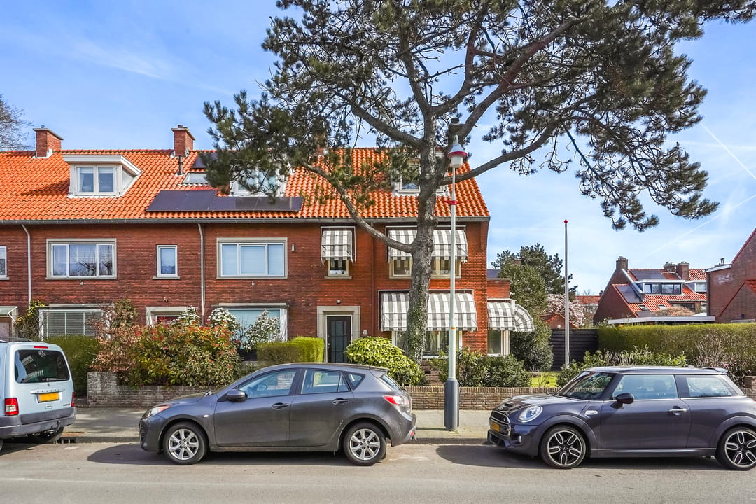 Spacious corner house with dune views and private parking in Vogelwijk — 68